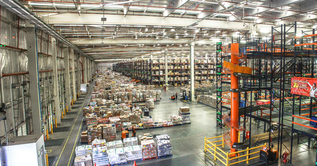 Vista de una operación logística con almacenamiento y preparación de mercadería